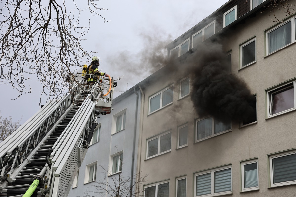 FW-E: Küchenbrand in einem Mehrfamilienhaus - Mieter werden von Bewohnern auf den Brand aufmerksam gemacht