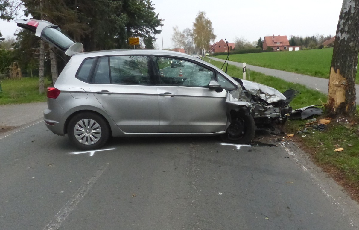 POL-MI: PKW kracht gegen Baum