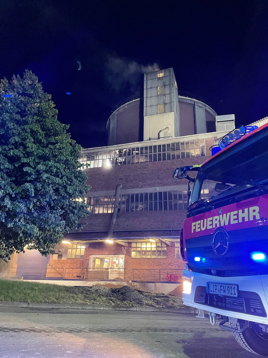 FW Lage: Feuer 2 / Kabelbrand greift auf Pelletsilo über - 02.10.2022 - 21:26 Uhr