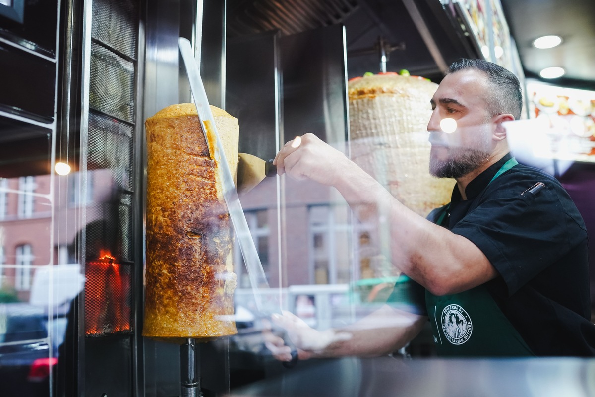 Der Döner für alle: Düzgün Gruppe und The Vegetarian Butcher launchen Plant-Based Kebab-Spieß