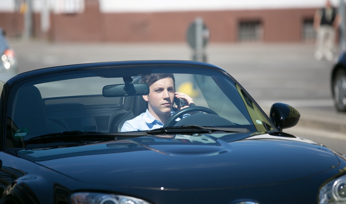 3 Prozent aller Autofahrer mit Handy am Ohr / Aktuelle DEKRA Erhebung zu Ablenkung am Steuer (FOTO)