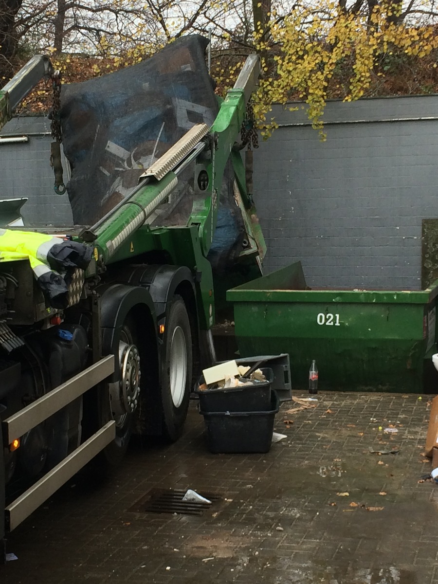 FW Dinslaken: LKW Fahrerin bei Verladearbeiten schwer verletzt