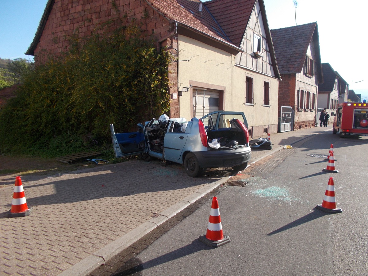 POL-PDLD: Annweiler-Queichhambach, Queichtalstraße, am 30.04.2017, um 7.00 Uhr
Verkehrsunfall mit schwerverletztem Pkw-Fahrer