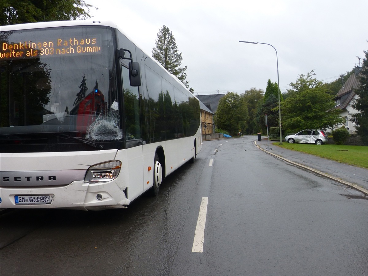 POL-GM: 061020-814: Eine Schwerverletzte bei Zusammenstoß mit Linienbus