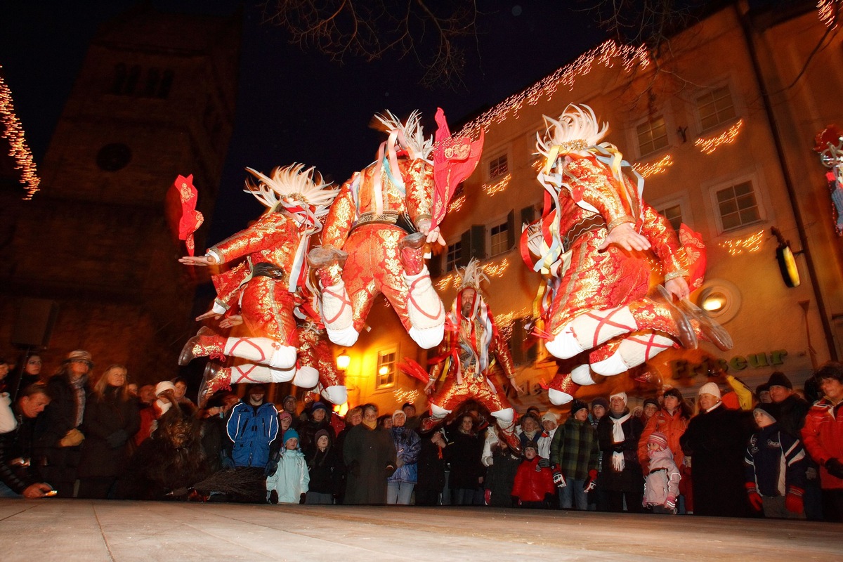 Zauberhafter Sternenadvent mit Christbaumtauchen,  Sternenschifffahrten und Tresterertanz in Zell am See-Kaprun  - BILD