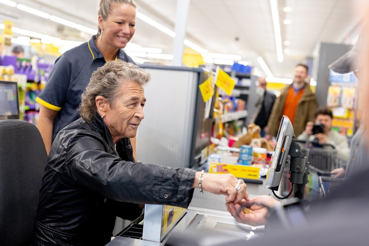 Prominenter Kasseneinsatz: Peter Maffay an Münchner Netto-Kasse