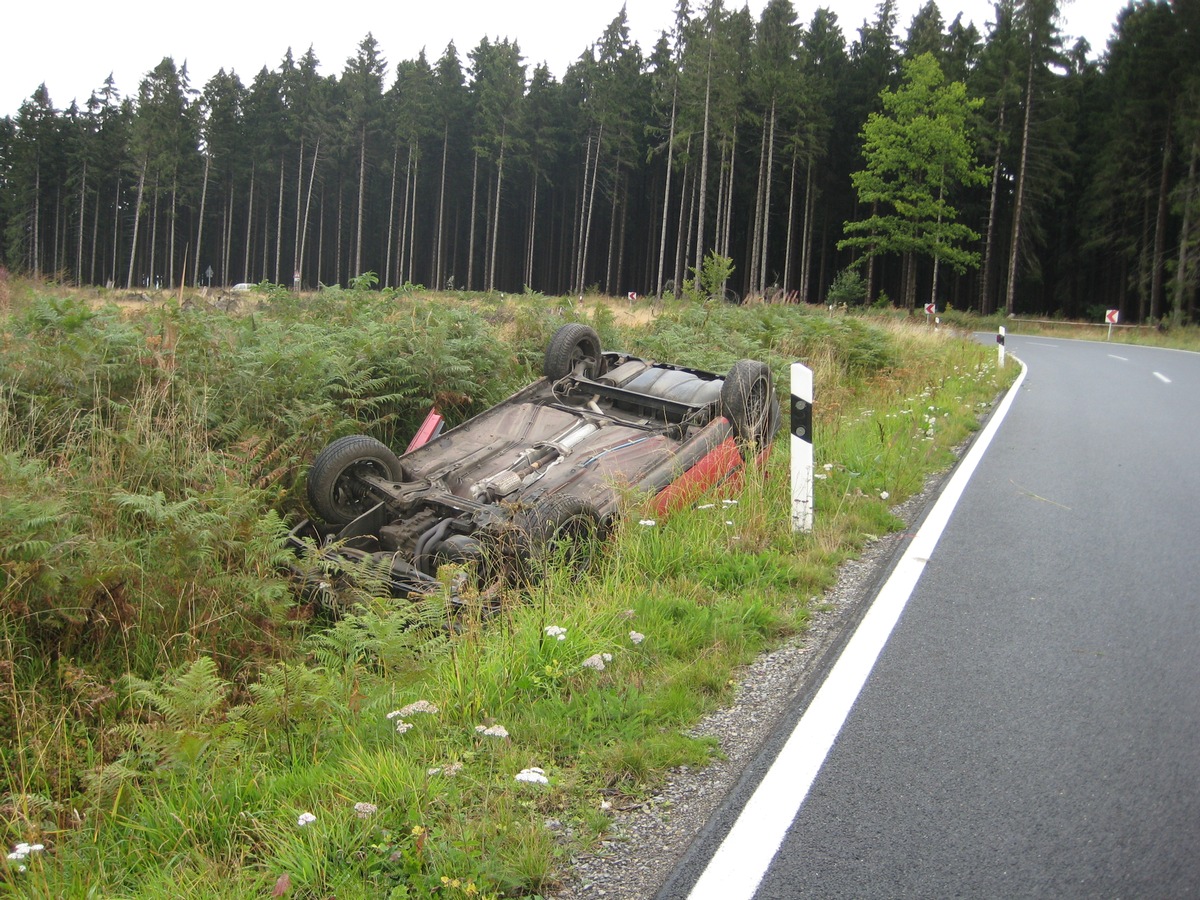 POL-HOL: Wieder auf der Landesstraße 549 - Boffzen Richtung Neuhaus: Überschlagen im Graben gelandet - Fahrzeug Totalschaden / Fahrer unverletzt -