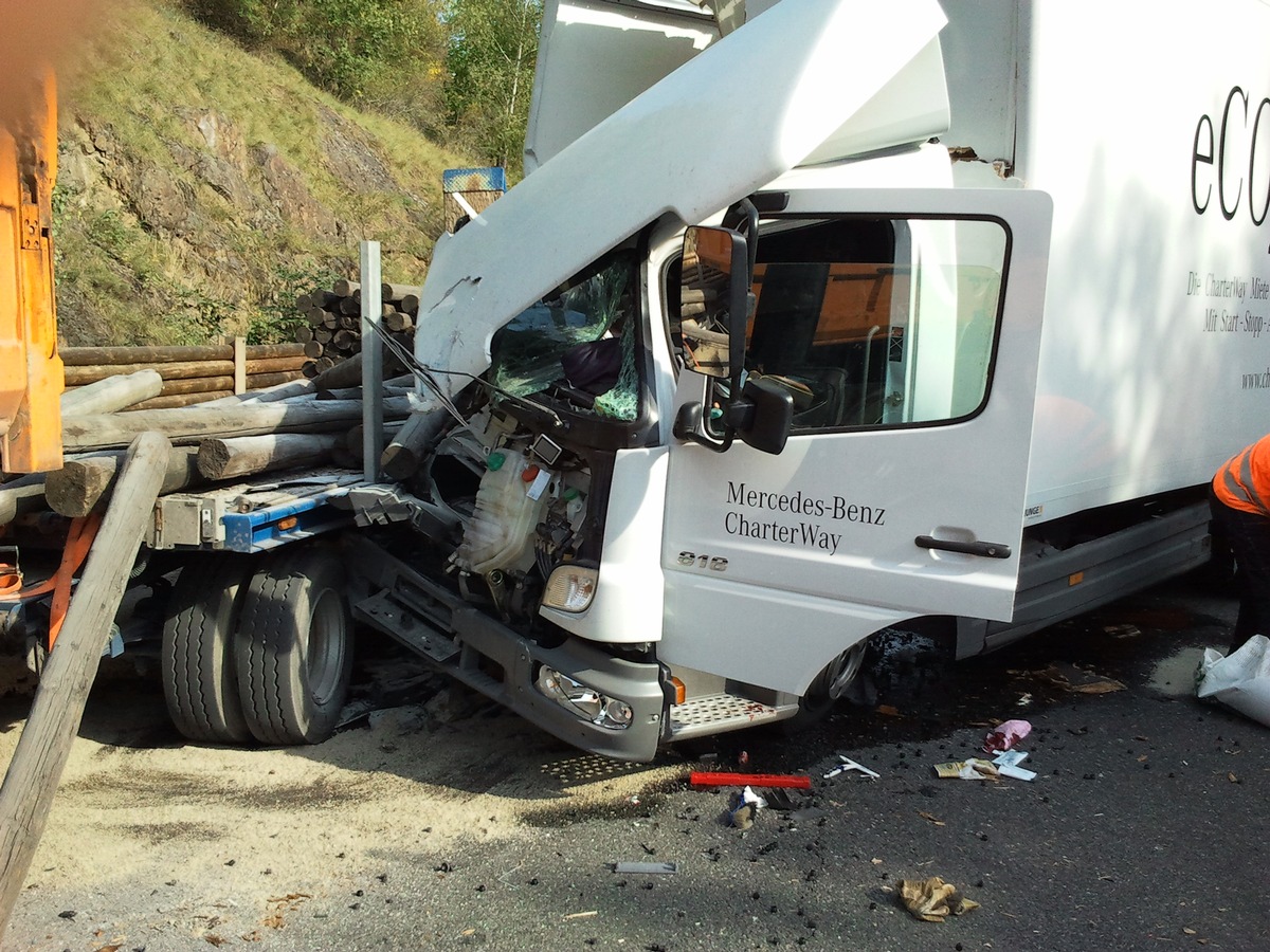 POL-NOM: Schwerer Unfall zwischen zwei LKW