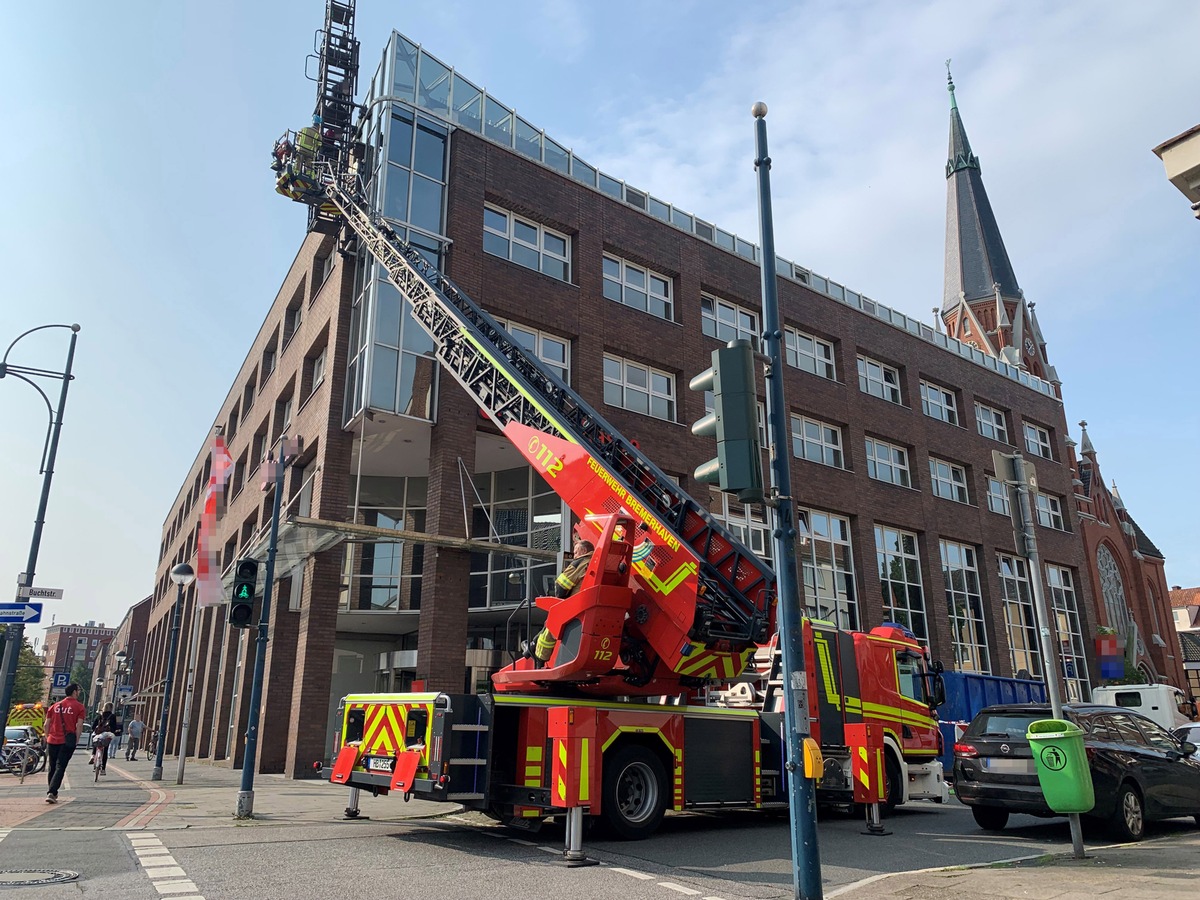 FW Bremerhaven: Feuerwehr befreit Mitarbeiter einer Reinigungsfirma aus Korb