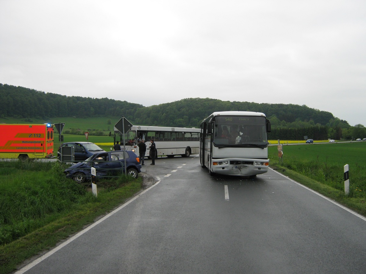 POL-HOL: Beim Abbiegen mit Linienbus zusammengestoßen