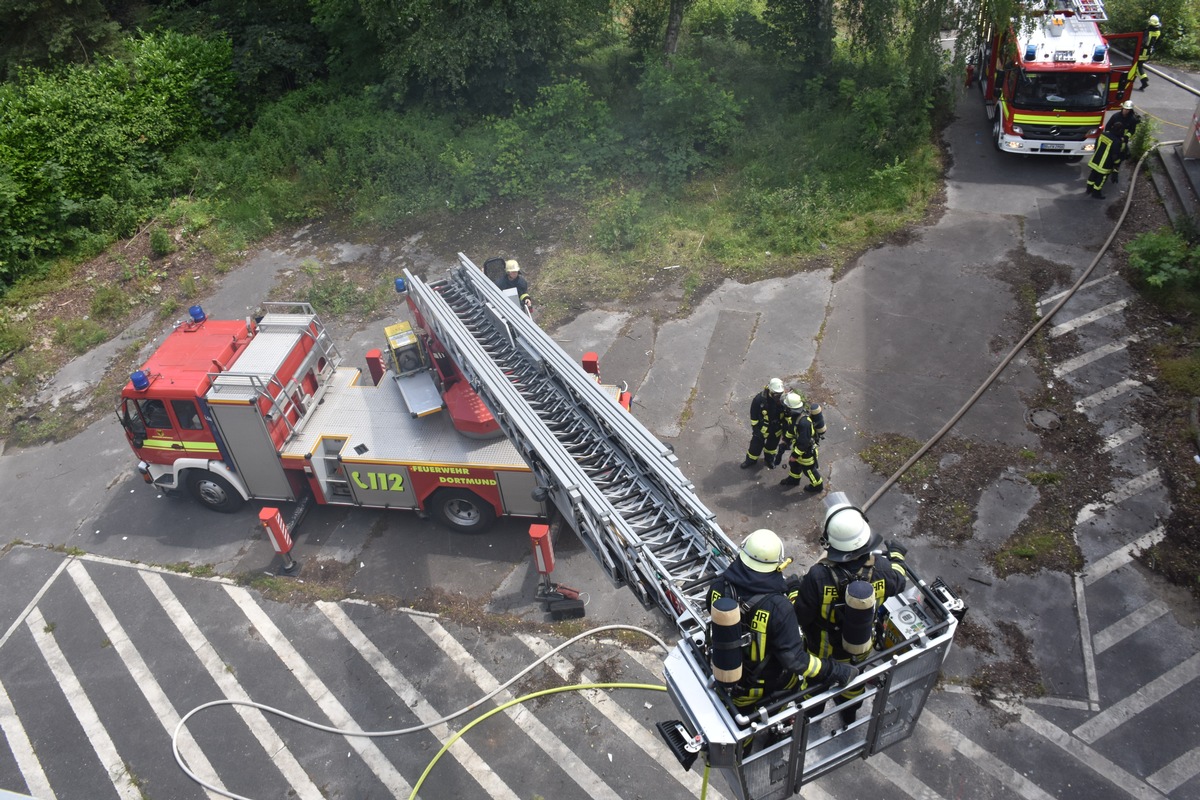 FW-DO: Gemeinsame Übung von Freiwilliger und Berufsfeuerwehr am ehemaligen Marien-Hospital in Kirchhörde