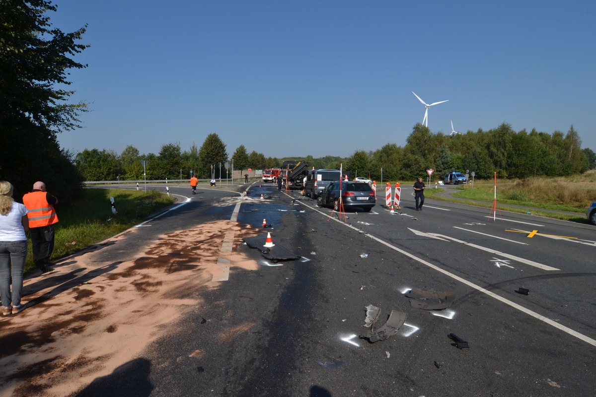 POL-NI: Vollsperrung der B6 / B214 nach einem Verkehrsunfall mit fünf beteiligten Fahrzeugen