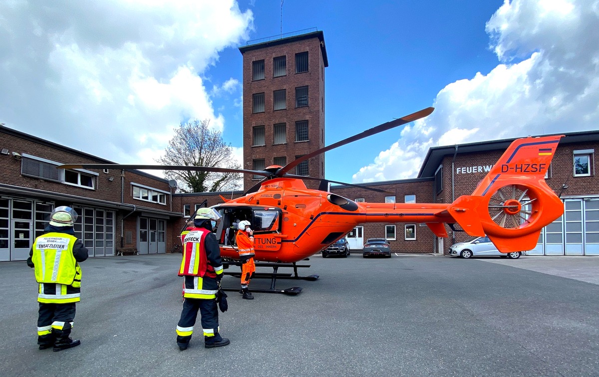 FW-E: Wohnungsbrand in einem Mehrfamilienhaus, zwei Personen zum Teil schwerstverletzt. Rettungshubschrauber im Einsatz. Hund und zwei Vögel kommen ums Leben.