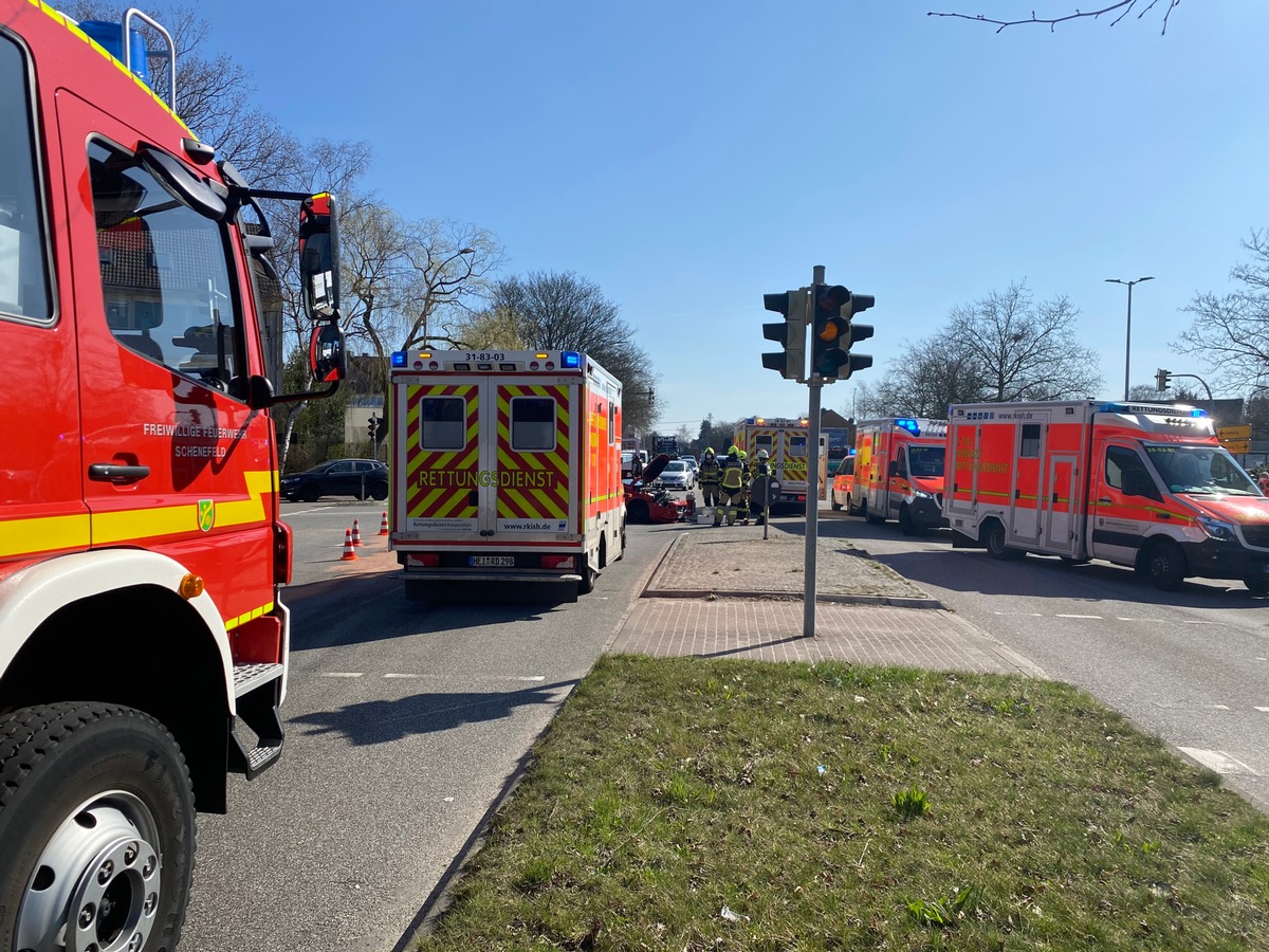 FW-PI: Schenefeld: Verkehrsunfall, vier verletzte Personen