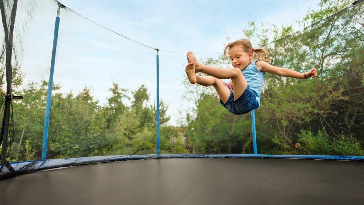 Losgehüpft und aufgepasst - Unfälle auf dem Trampolin vermeiden