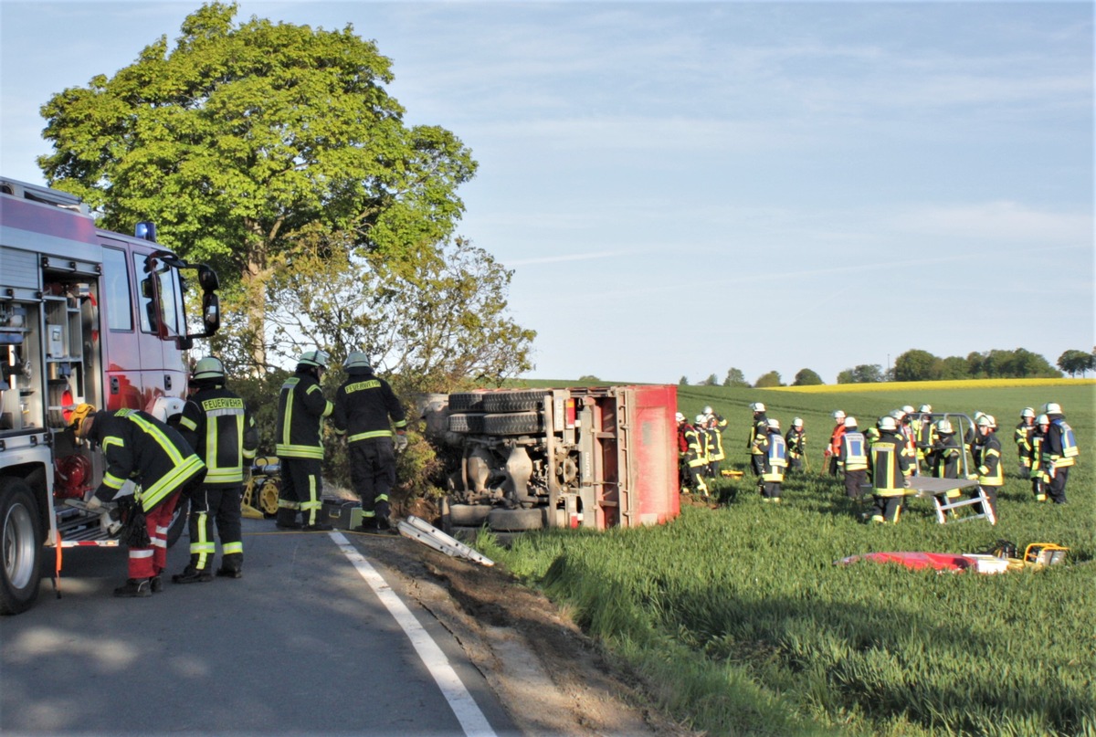 POL-HX: LKW prallt gegen Baum - Fahrer schwer verletzt