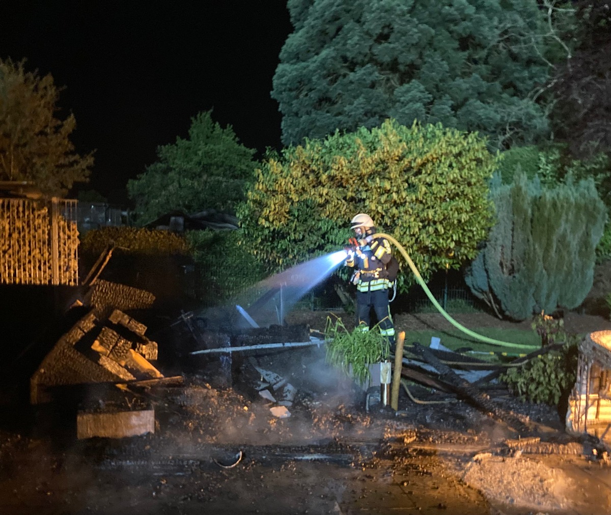 FW-EN: Brand eines Gartenhauses und ein ausgelöster Heimrauchmelder