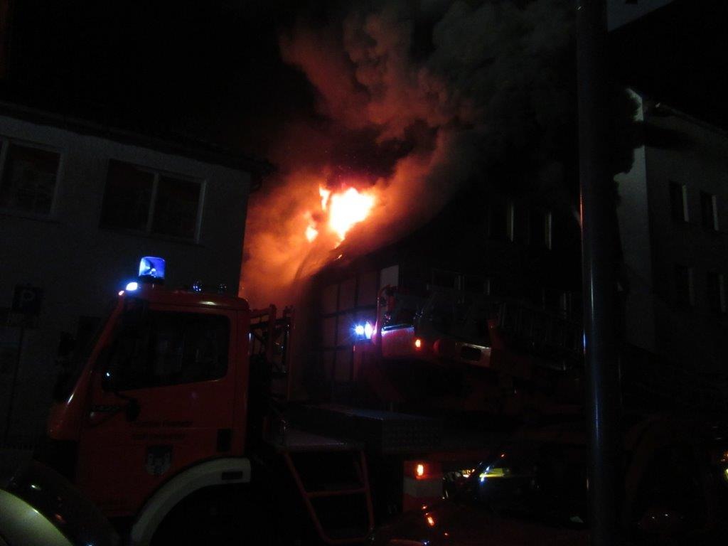 POL-HM: Brand eines Fachwerkhauses in der  Holzmindener Innenstadt verursacht hohen Sachschaden
- Ortsfeuerwehr mit starken Kräften vor Ort / keine Verletzten -