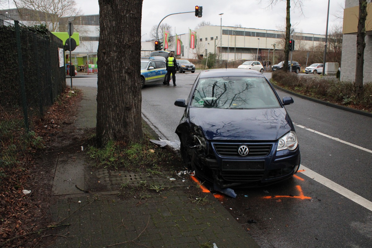 POL-RBK: Bergisch Gladbach - Kontrolle verloren und vor einen Baum gefahren