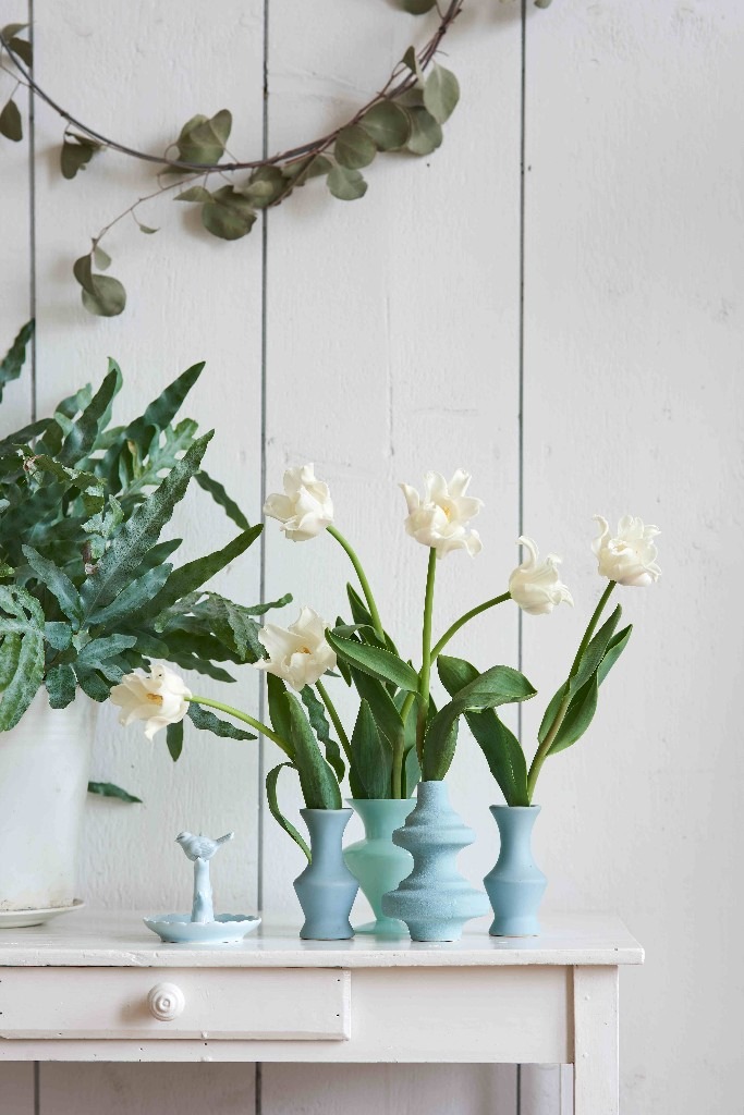 Das heimische Interieur erwacht im blumigen Glanz / Frühlingshaftes Arrangement aus der vielfältigen Tulpe