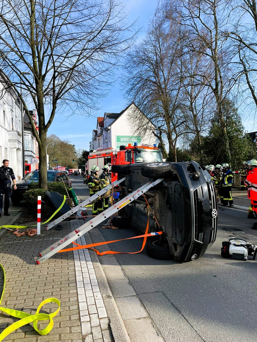 FW-E: Verkehrsunfall mit Pkw in Seitenlage - eine verletzte Person