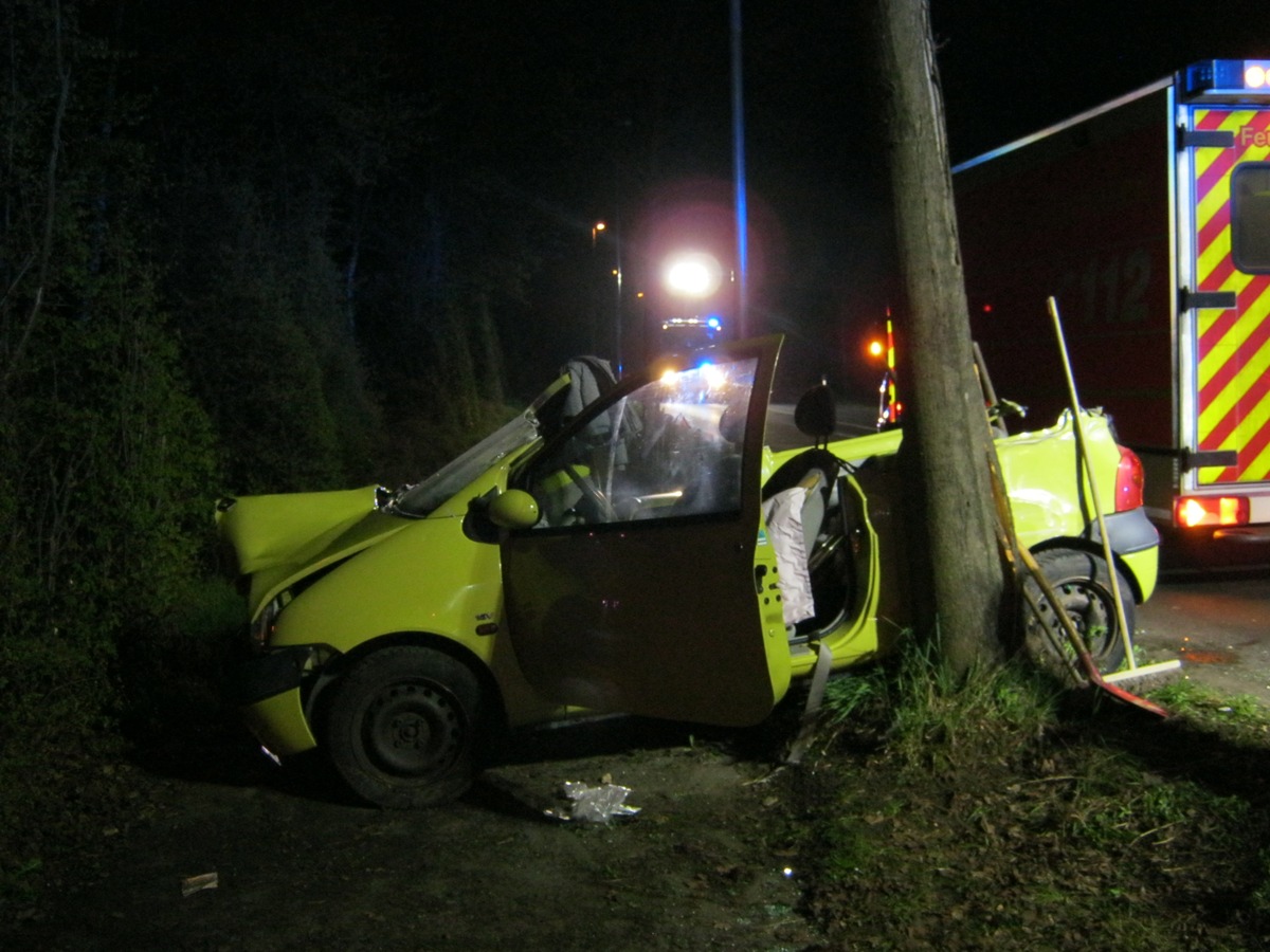 FW Dinslaken: Feuerwehrwehr befreit eingeklemmten Verletzten nach Verkehrsunfall