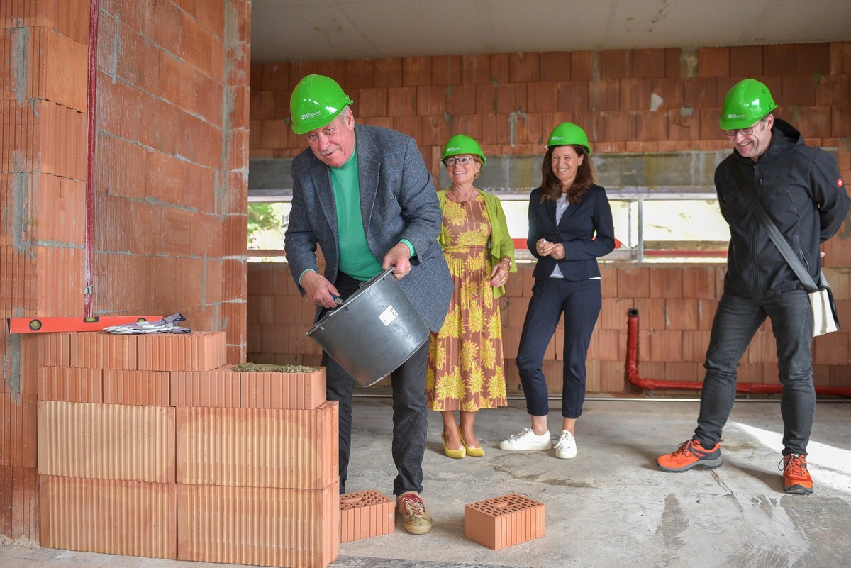 Richtfest im SOS-Kinderdorf Sauerland: Mit einem barrierefreien Haus, mit vielen Kindern und mit Christoph Biemann von der Sendung mit der Maus