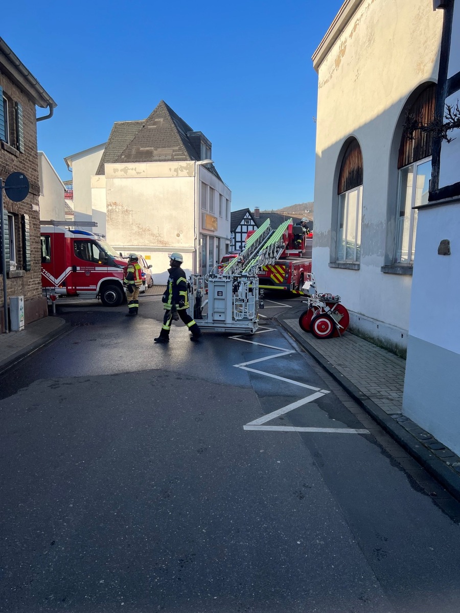 FW Bad Honnef: Feuer in Wohnhaus drohte sich auszubreiten