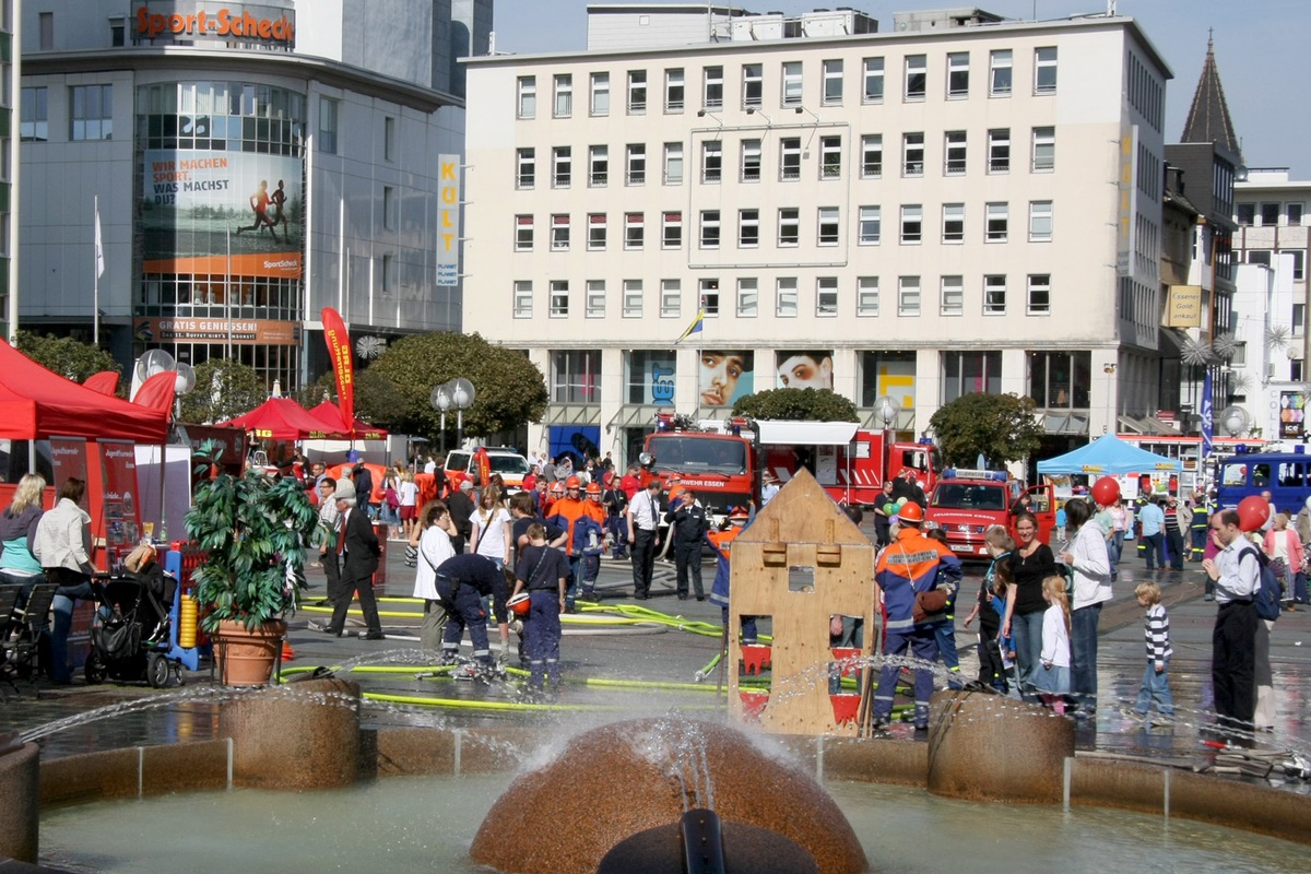 FW-E: Tag der Jugend auf dem Kennedyplatz, &quot;Helfen macht Spaß&quot;