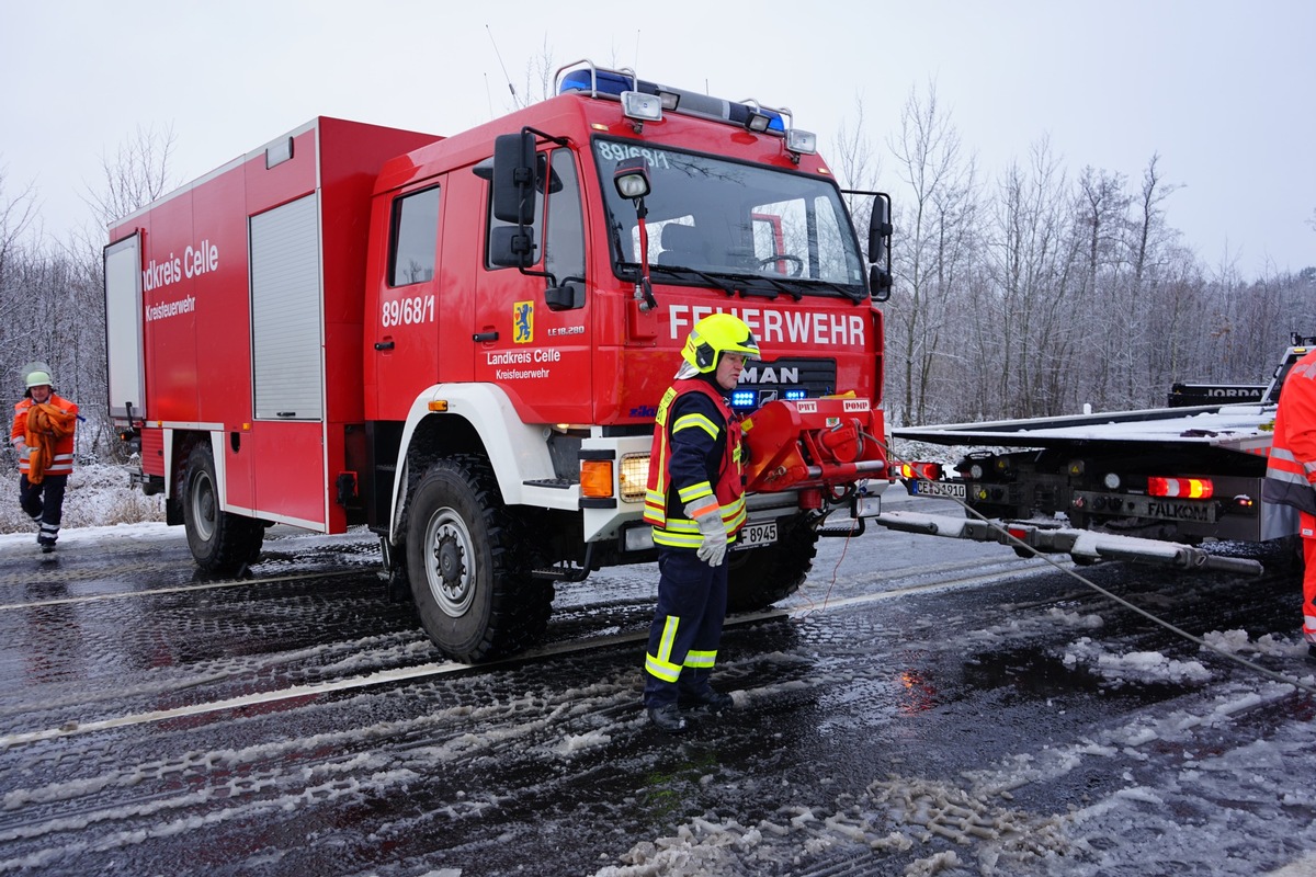 FW Flotwedel: Ortsfeuerwehr Eicklingen unterstützt bei Bergung eines verunfallten PKW