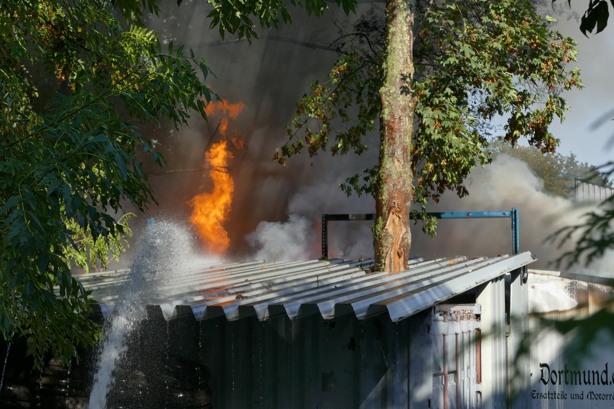 FW-DO: Feuer in Lütgendortmund/Motorradwerkstatt im Vollbrand