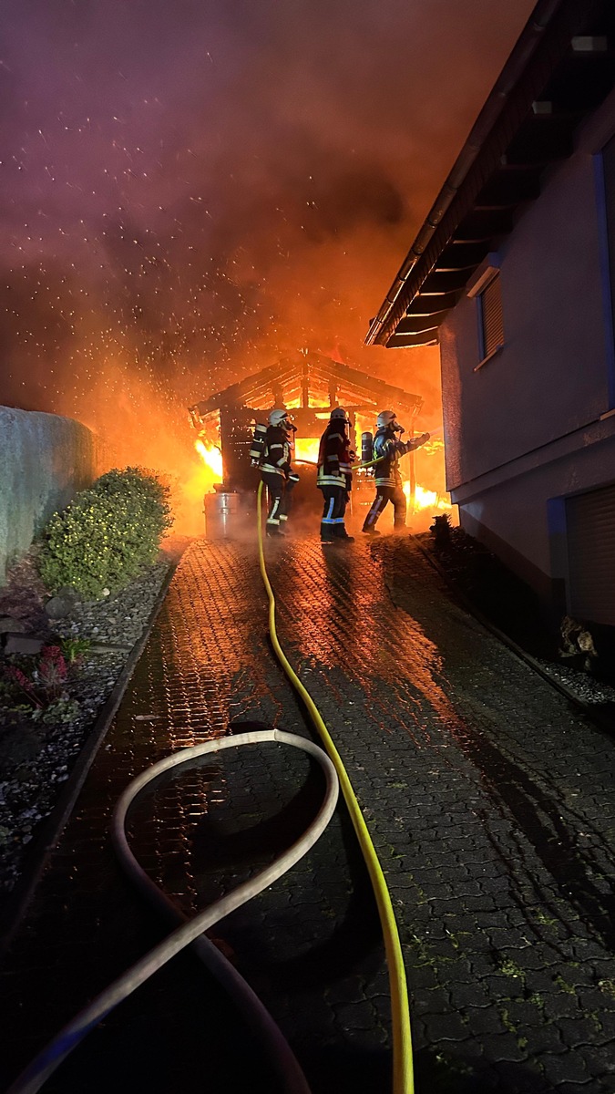 FW-OE: Gartenlaubenbrand in Obervalbert - Feuerwehr verhindert Ausbreitung auf Dachstuhl eines Wohnhauses