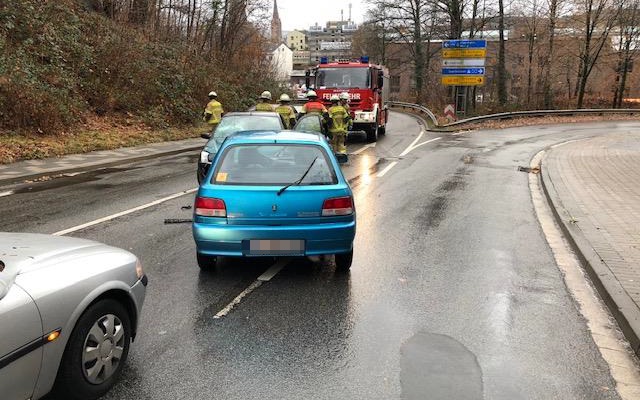 POL-PPWP: Unfall: Auf nasser Fahrbahn ins Schleudern geraten - drei Verletzte