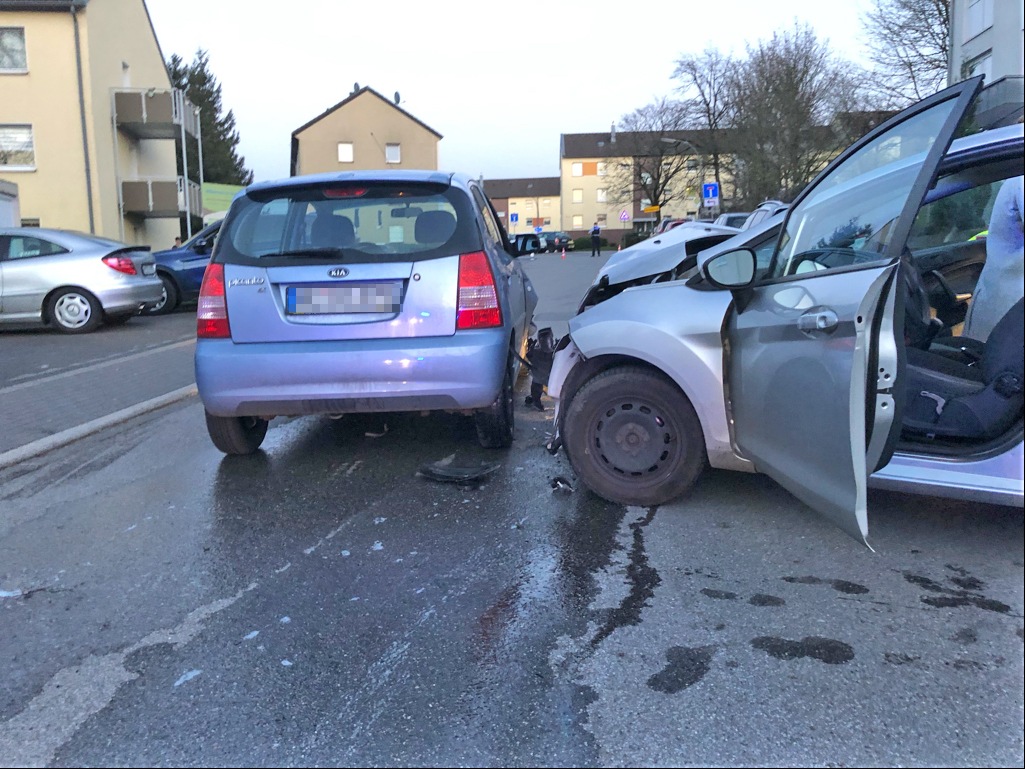 POL-ME: Hoher Sachschaden bei Abbiegeunfall: Eine Person leicht verletzt - Velbert - 2203132