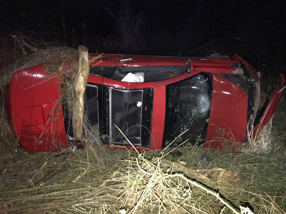 POL-PDKL: Zwei Verletzte bei Alleinunfall