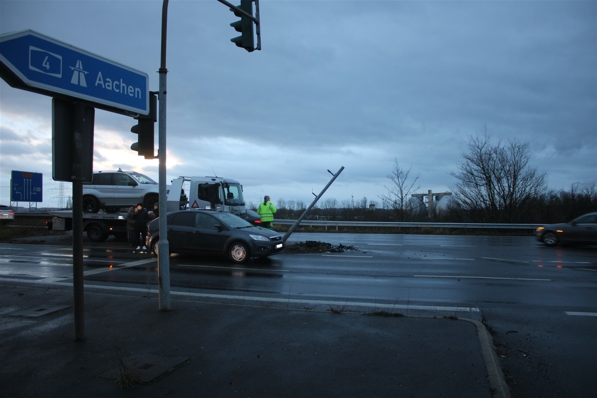 POL-DN: Mädchen verletzt - Ampelmast beschädigt