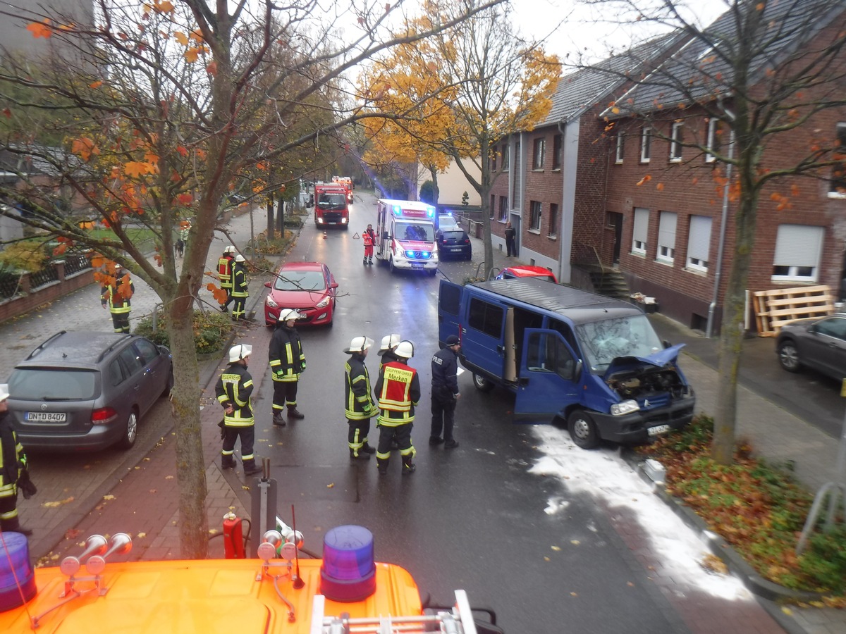 POL-DN: Qualmender Pkw am Baum