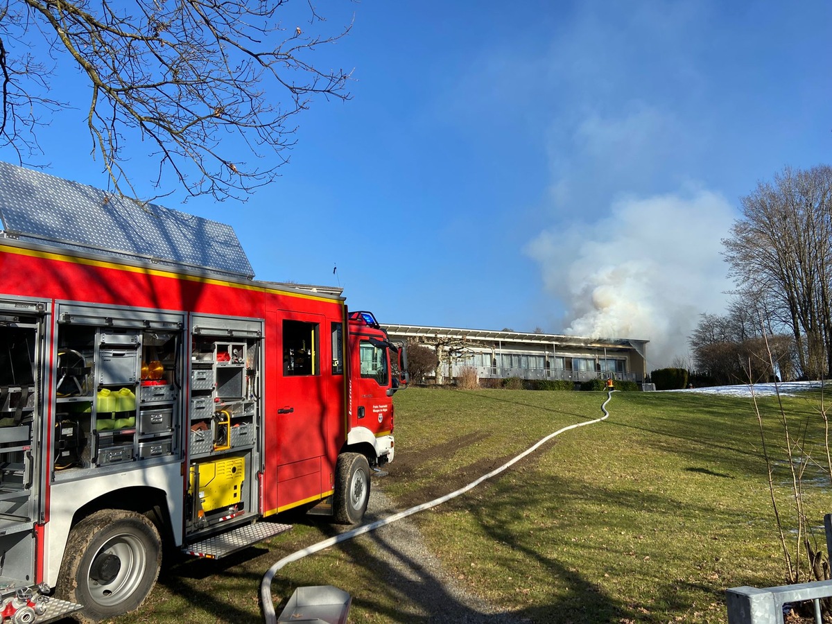 LRA-Ravensburg: Hotel-Großbrand in Wangen im Allgäu - Einsatz ruft mehrere Feuerwehren der Region auf den Plan