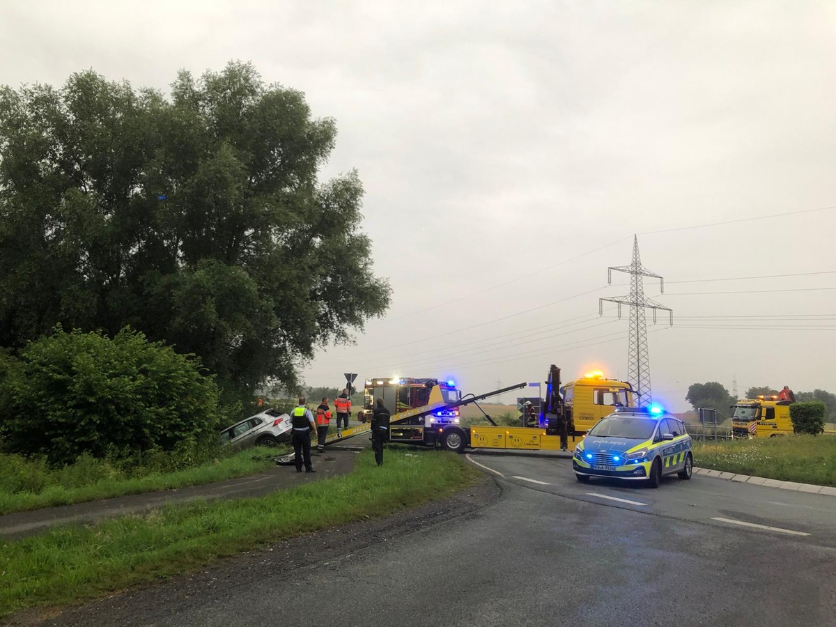 FW-WRN: TH_1 - LZ1 - nach VU / PKW über Verkehrsinsel / Nachforderung der Polizei