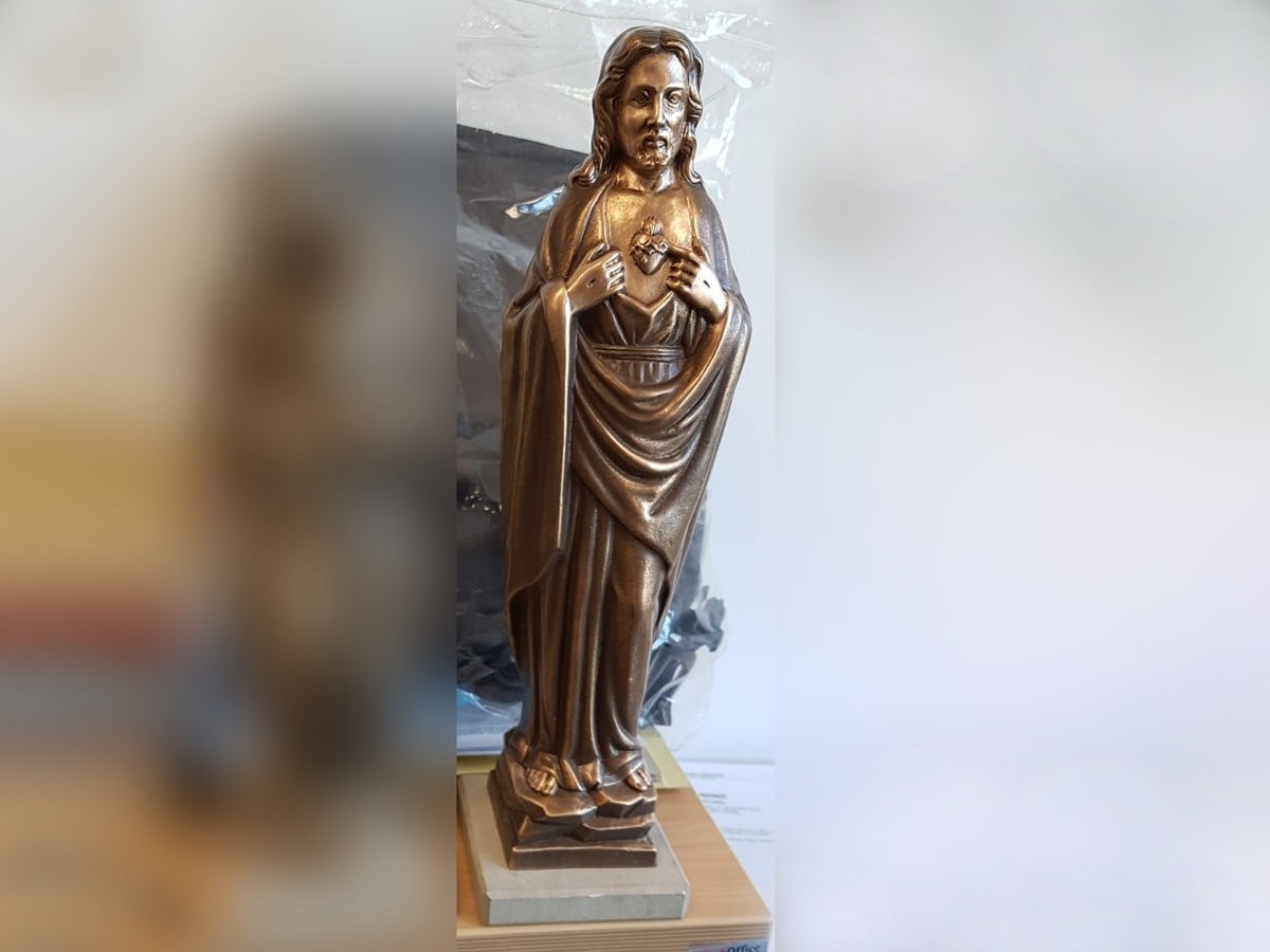 POL-WE: + Wo ist die Jesus-Statue? + Hakenkreuze und Parolen hinterlassen + Einbrüche in Ilbenstadt, Butzbach und Vilbel + Taschendieb schlägt zu + Aus Autos bedient + Sprayer an Schule + Autodieb scheitert +