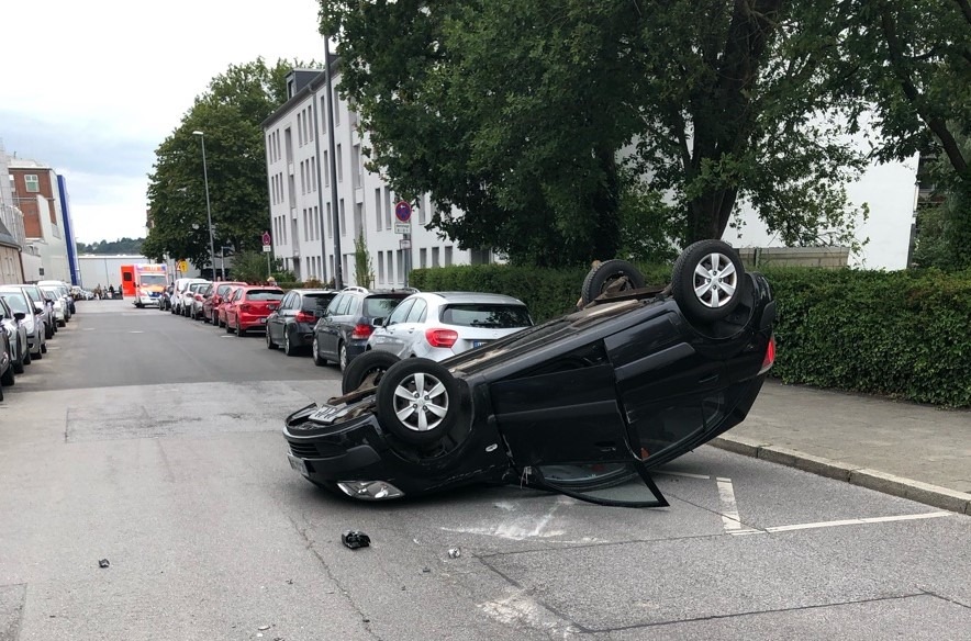 POL-AC: Pkw überschlägt sich