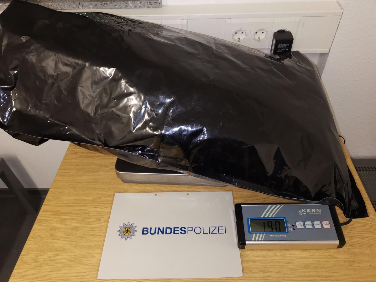 BPOL NRW: Fahndungserfolg der Bundespolizei; 31-Jähriger transportierte 1,9 Kilogramm Marihuana im Fußraum seines VW Polo