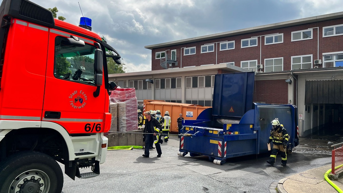 FW-E: Brand in Müllsammelstelle des Universitätsklinikums-Essen - keine Verletzten