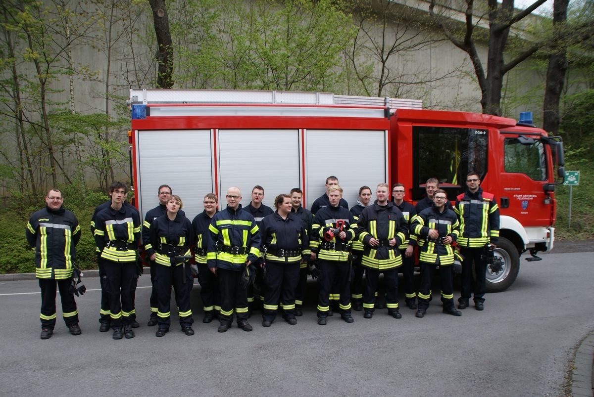 FW-AR: 16 neue Einsatzkräfte verstärken die Arnsberger Feuerwehr