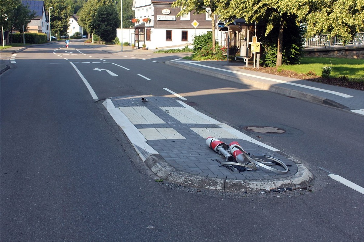 POL-OE: Pkw-Fahrer beschädigt mehrere Verkehrsschilder