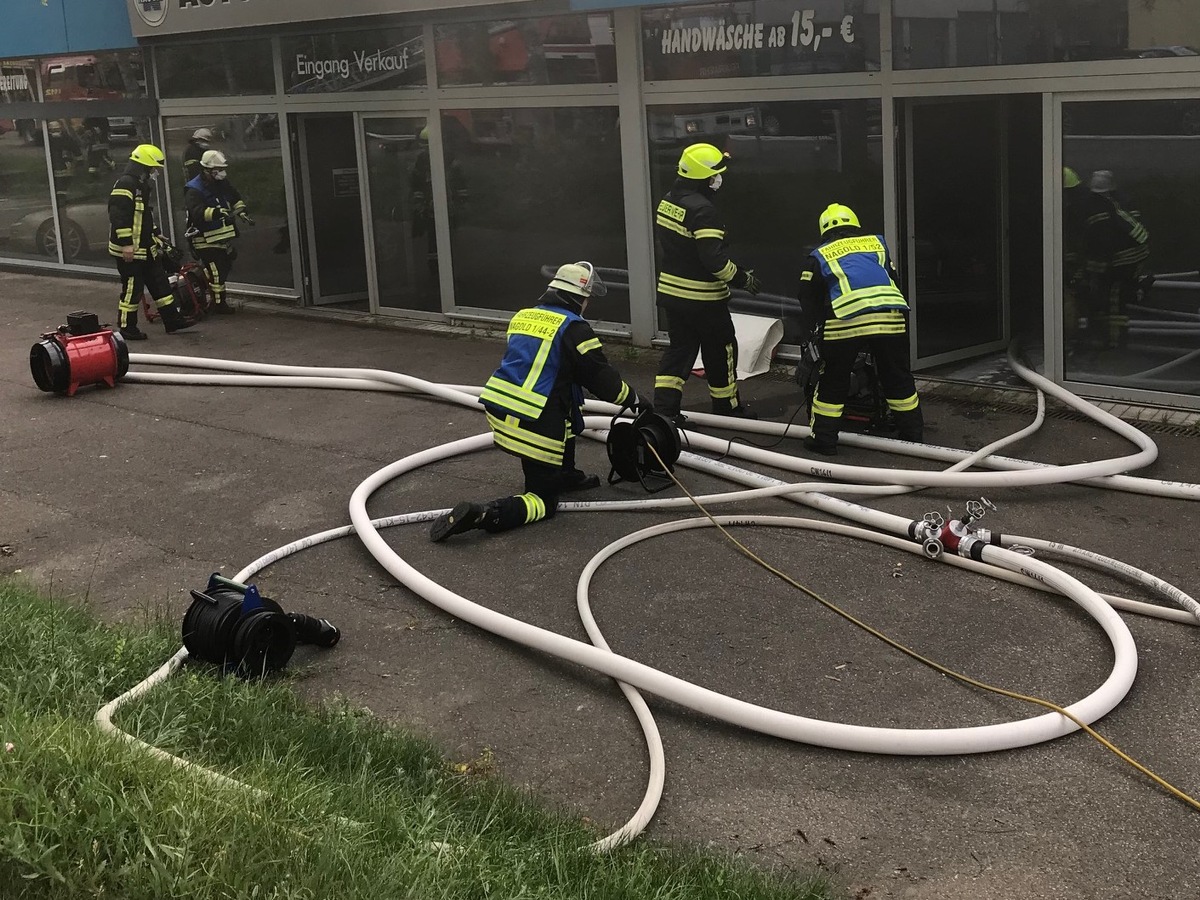 KFV-CW: PKW-Brand in einem Autohaus/Keine Verletzten/150.000 Euro Sachschaden