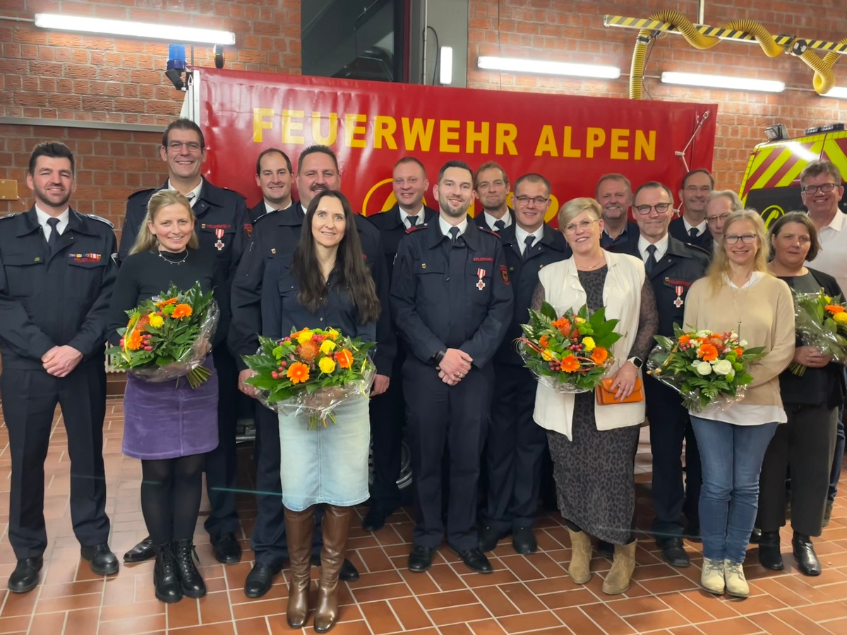 FW Alpen: Jubiläumsfeier der Einheit Veen mit insgesamt 180 Jahren Ehrenamt