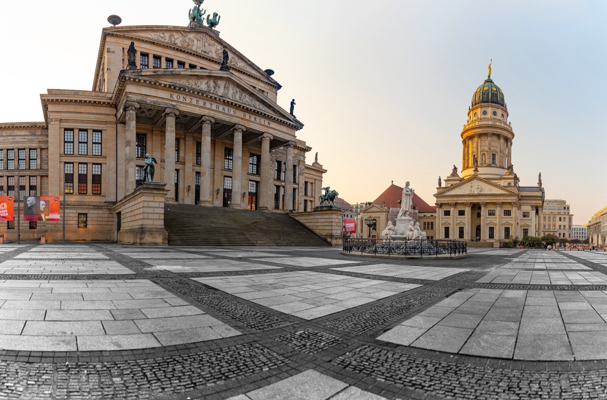 WELT AUF ABSTAND - REISE DURCH EIN BESONDERES JAHR mit dem Bayerischen Fernsehpreis 2021 ausgezeichnet