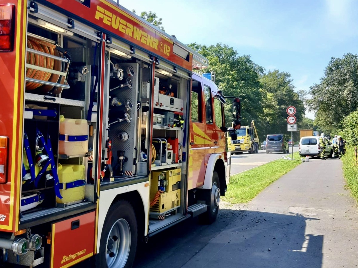 FW Hünxe: Verkehrsunfall zwischen Pkw und Lkw