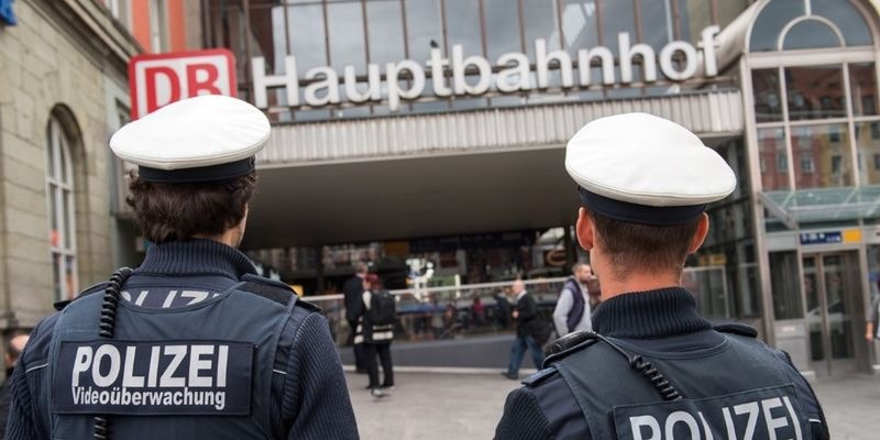 Bundespolizeidirektion München: Körperverletzung und Widerstand - Fast nackt an Trambahnhaltestelle ausgeflippt